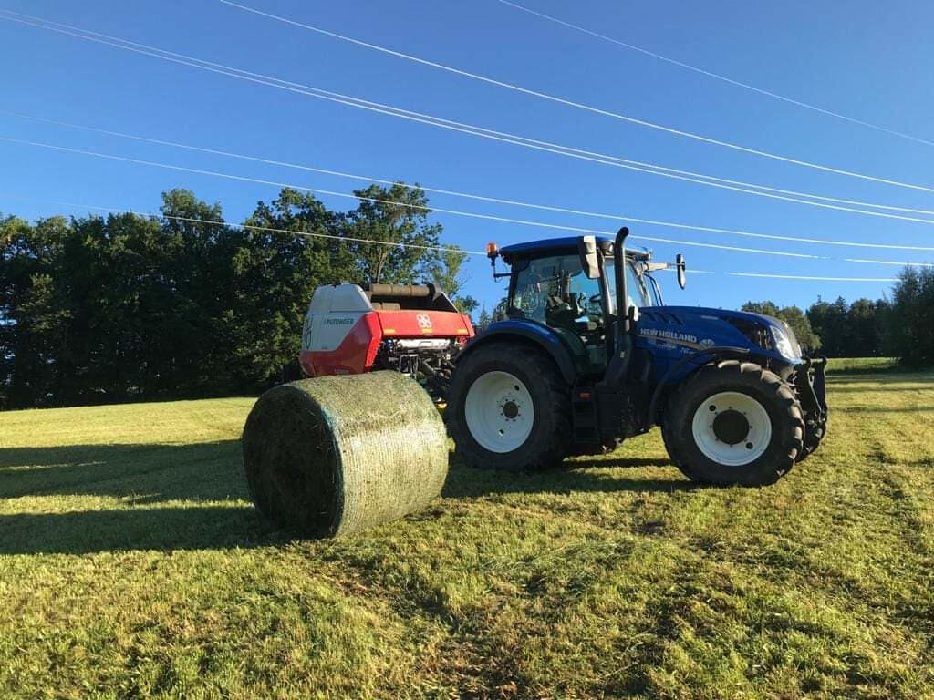 Traktor mit Rundballenpresse von Agrar & Forst Service TEUFL