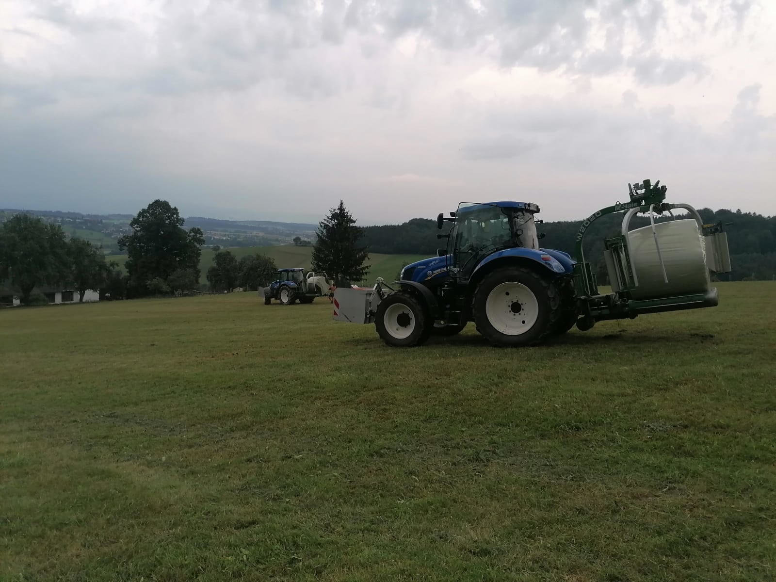 professionelles Rundballenwickeln bei Agrar & Forst Service TEUFL