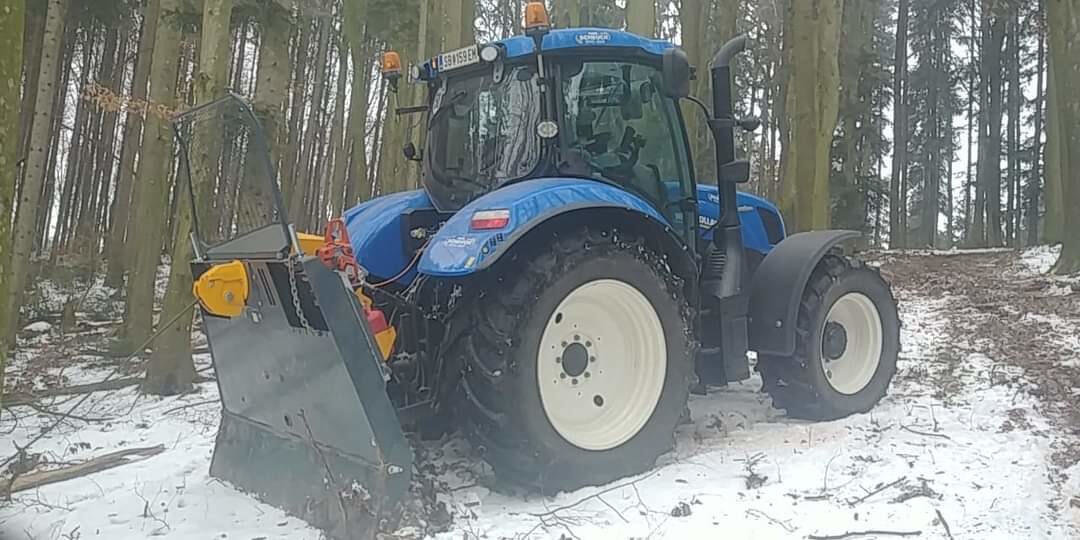Traktor der Firma Agrar & Forst Service TEUFL