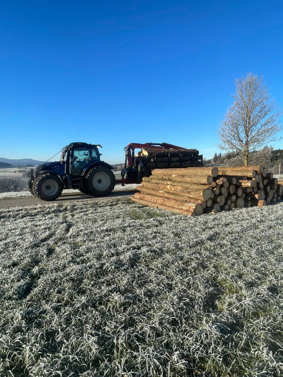 Traktor mit Anhänger der Agrar & Forst Service TEUFL